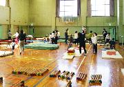 複数の親子がマットやとび箱で運動している写真