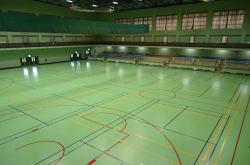 川西市総合体育館の第1体育室の室内を俯瞰から撮影した写真