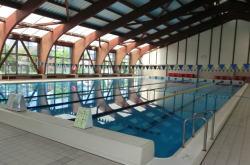 6コースまである川西市市民温水プールのプール室の写真