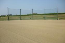 球技場Bのグラウンドの中央付近から野球用のバックネット方向を撮影している写真