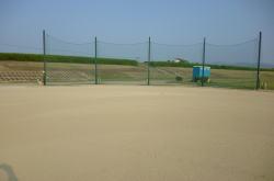 球技場Cのグラウンドの中央付近から野球用のバックネット方向を撮影している写真