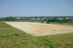 川西市東久代運動公園にある土のテニスコート1面の全景写真