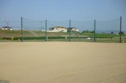 球技場Aのグラウンドの中央付近から野球用のバックネット方向を撮影している写真