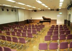 文化サロンでピアノを使った公演などをする際のピアノとイスの設置例の写真