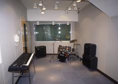 ドラムセットやアンプが置いてある第2スタジオの写真